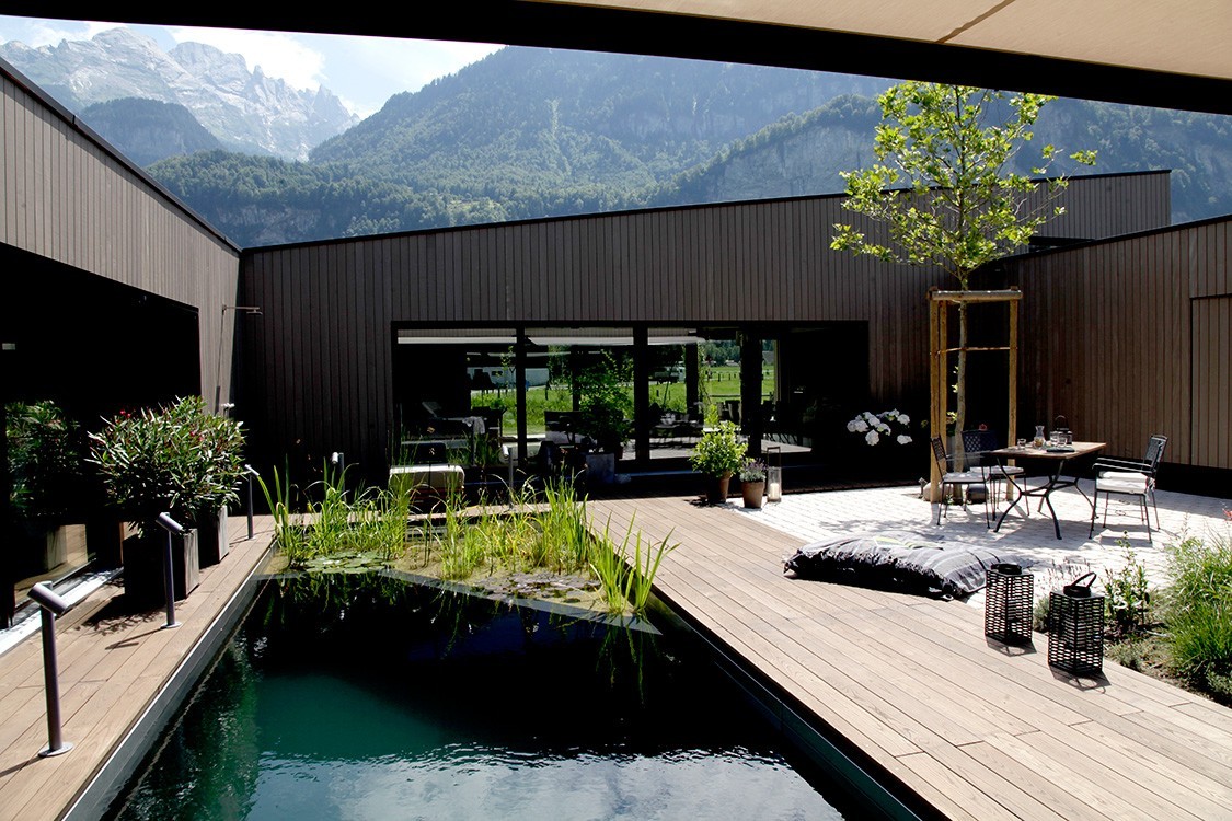 Schwimmteich in der Schweiz auf zwanzig Quadratmetern
