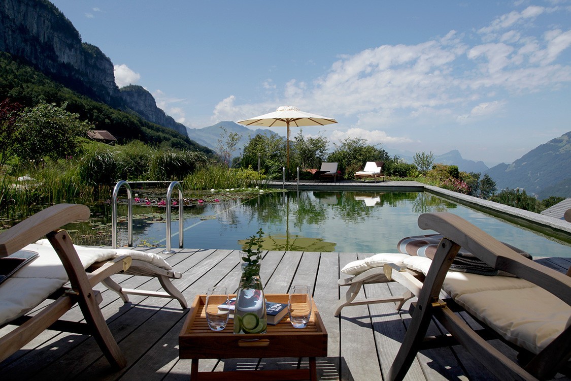 Schwimmteich in der Schweiz mit Blick auf See