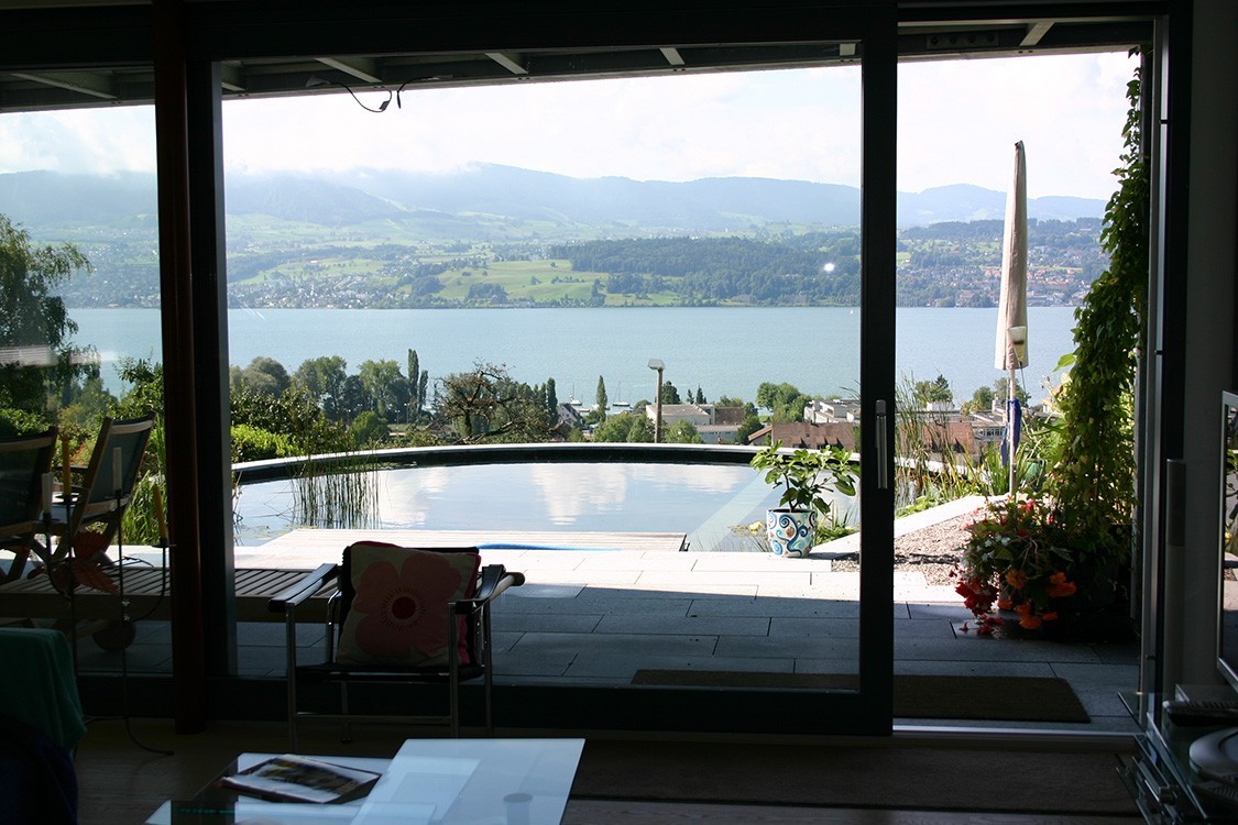 Schwimmteich in der Schweiz mit herrlicher Aussicht