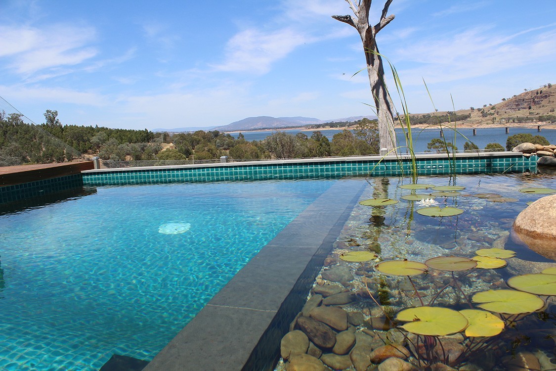 Mini-Schwimmteich in Australien mit grünen Keramikfliesen