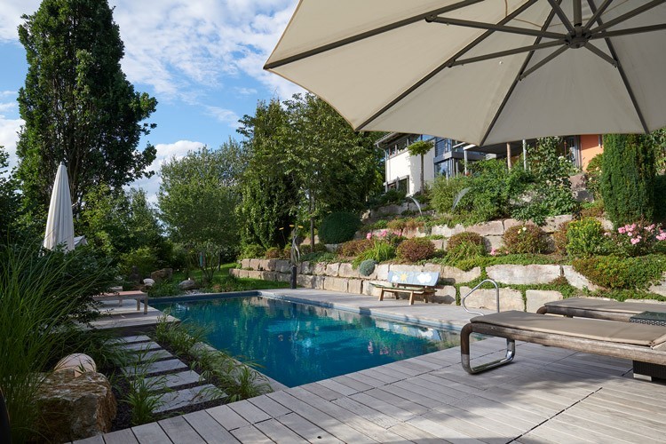 Traumhafte Terrasse mit neu umgestalteten Living Pool